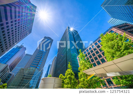 五月的日本東京城市景觀。俯瞰大手町商業區，包括 Urbannet 大手町大廈 125754321