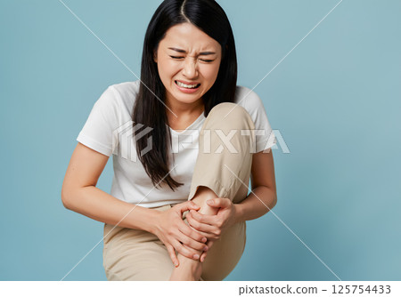 一名女子因脛骨受傷而感到疼痛 一名女子因脛骨受傷而感到疼痛 125754433