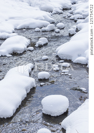 Scenery of Mt. Hyono after heavy snowfall, Wakasa Town, Tottori Prefecture 125754722