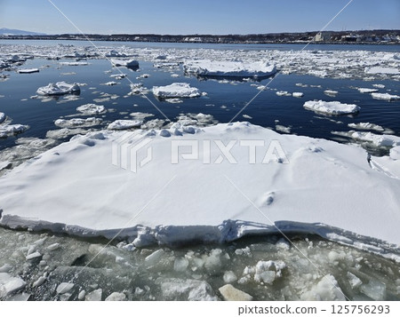 冬季北海道網走流冰巡航 125756293