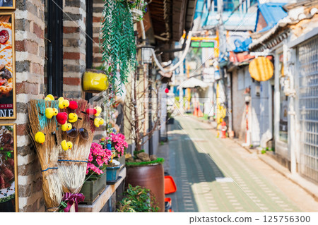 Seoul: Ikseon-dong, where Korean-style house renovation shops line the streets 125756300