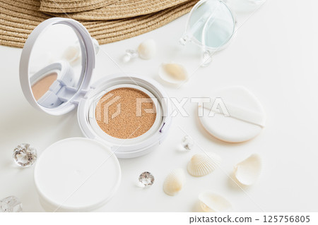 夏季化妝品:氣墊粉底 夏季化妝品:氣墊粉底 125756805