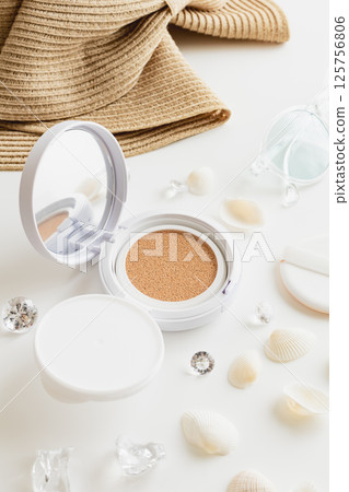 夏季化妝品:氣墊粉底 夏季化妝品:氣墊粉底 125756806
