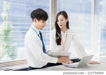 Male and female chatting at the office 125756999