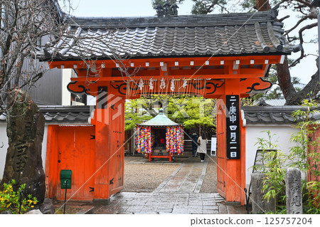 京都市東山的八坂庚申堂因綁猴子而聞名 125757204