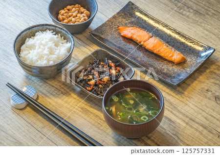 [Japanese food] Japanese-style breakfast 125757331