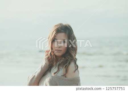 Elegant brunette woman 30 s years old resting outdoors 125757751