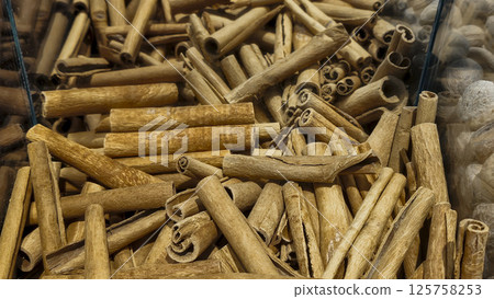 Cinnamon sticks are on the counter in the supermarket. Prepared for sale. 125758253
