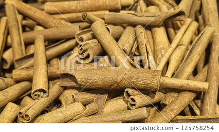 Cinnamon sticks are on the counter in the supermarket. Prepared for sale. 125758254