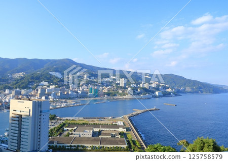 從靜岡縣熱海市愛城岬眺望的熱海風景 125758579