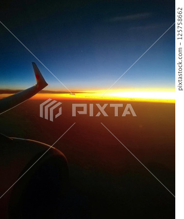 飛機窗口的日出 125758662