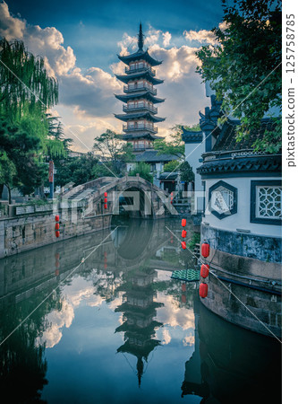 上海嘉定法華塔和石拱橋在水中的倒影 125758785