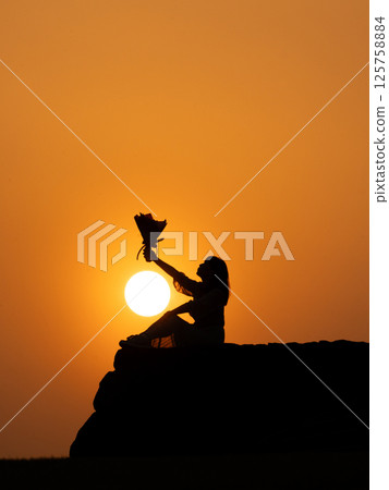 黃昏時分樹下的女人，告白，花束，訂婚，婚禮 125758884