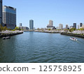 Okawa River with cherry blossoms blooming along the river (photographed at Shin-Sakuramiya Bridge in Osaka City in April 2025) 125758925