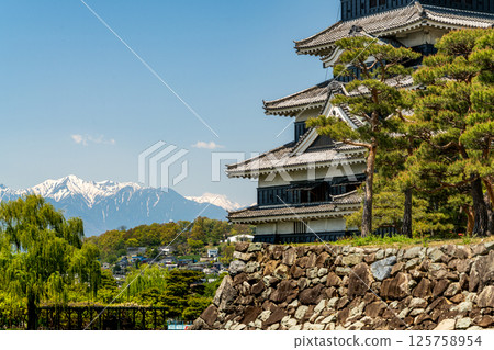松本城和北阿爾卑斯山 125758954
