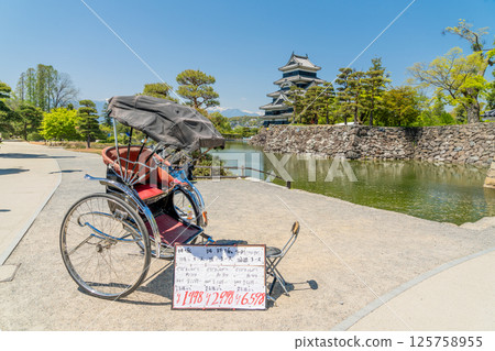 Rickshaw tour of Matsumoto Castle 125758955