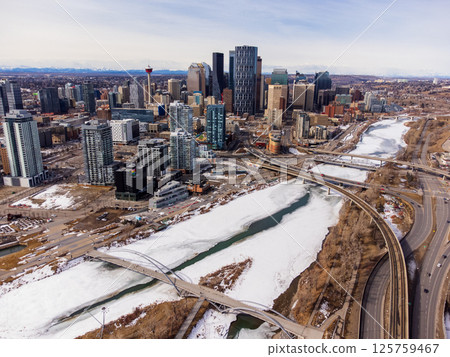 冬季的卡加利:市中心和冰凍的弓河的鳥瞰圖 冬季的卡加利:市中心和冰凍的弓河的鳥瞰圖 125759467