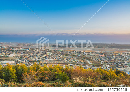 The cityscape and scenery of Shimada City as seen from Shiraganji Park in Shimada City in the evening (Shizuoka Prefecture) 125759526