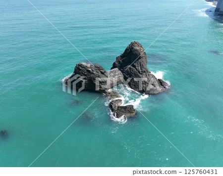 Niigata Prefecture: Drone aerial photography of Oyashirazu Beach, where jade stones can be found 125760431