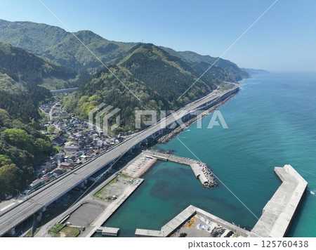 Niigata Prefecture: Drone aerial photography of Oyashirazu Beach, where jade stones can be found 125760438
