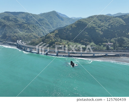 Niigata Prefecture: Drone aerial photography of Oyashirazu Beach, where jade stones can be found 125760439