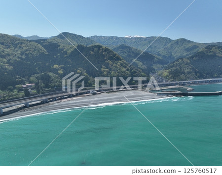 新潟縣：無人機空拍發現玉石的Oyashirazu海灘 125760517