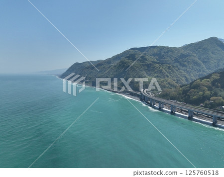 Niigata Prefecture: Drone aerial photography of Oyashirazu Beach, where jade stones can be found 125760518