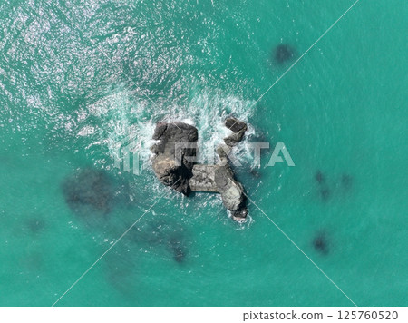 Niigata Prefecture: Drone aerial photography of Oyashirazu Beach, where jade stones can be found 125760520