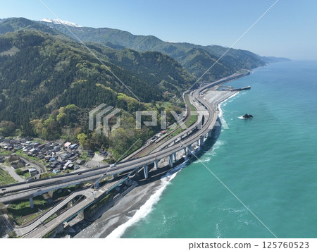 Niigata Prefecture: Drone aerial photography of Oyashirazu Beach, where jade stones can be found 125760523