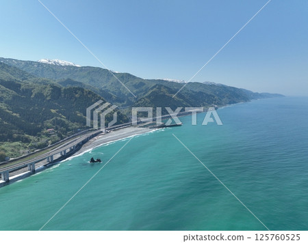 Niigata Prefecture: Drone aerial photography of Oyashirazu Beach, where jade stones can be found 125760525