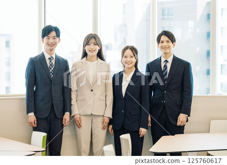 在辦公室工作的商務人士的肖像 125760617