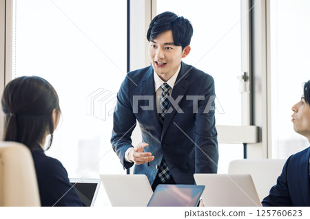 Young businessman giving a presentation at a meeting 125760623