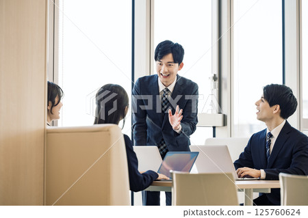 Young businessman giving a presentation at a meeting 125760624