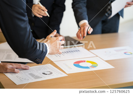 商務人士使用文件召開會議的圖片 125760625