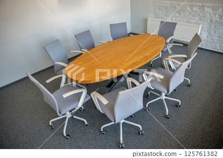Modern empty meeting room with wooden table 125761382