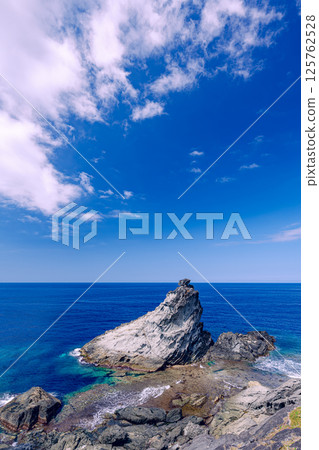 石垣島的藍色大海和崎嶇的岩層 石垣島的藍色大海和崎嶇的岩層 125762528
