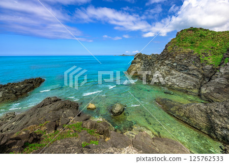 The emerald green sea of Okanzaki - a beautiful sea born from the nature of Ishigaki Island 125762533
