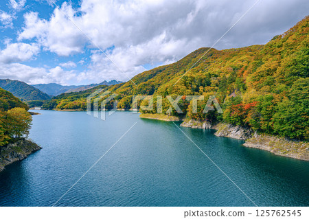 栃木縣奧日光市河又湖和山脈的色彩繽紛的秋季風景 125762545