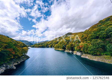 栃木縣奧日光市河又湖和山脈的色彩繽紛的秋季風景 125762546