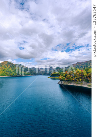 栃木縣奧日光市河又湖和山脈的色彩繽紛的秋季風景 125762547
