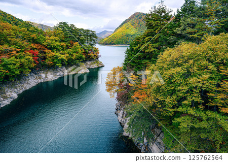 栃木縣奧日光市河又湖和山脈的色彩繽紛的秋季風景 125762564