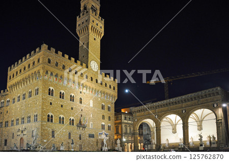 義大利佛羅倫斯：安靜的領主廣場上的市政廳和戶外畫廊 125762870