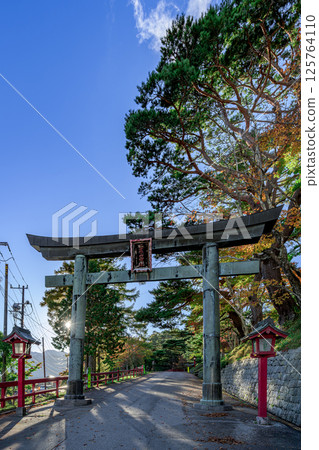 日光二荒山神社的鳥居門，這是一座歷史悠久的神社，裝飾著秋葉和石板路面 125764110