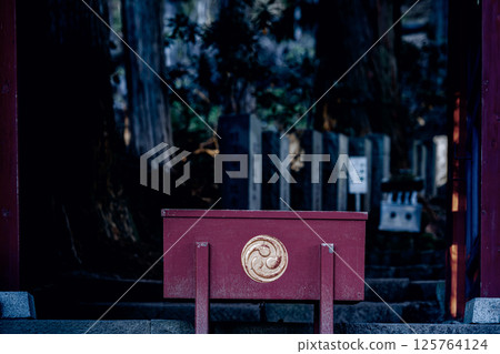 日光二荒山神社的供品箱籠罩在寧靜之中 125764124