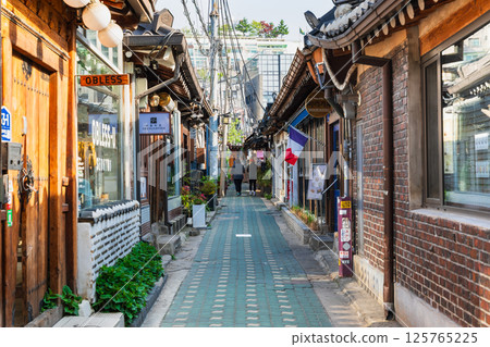 Seoul: Ikseon-dong, where Korean-style house renovation shops line the streets 125765225