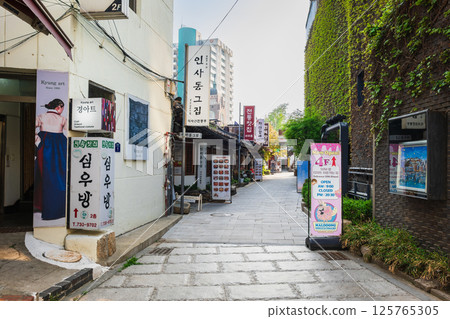 Scenery of an alley in Insadong, Seoul Scenery of an alley in Insadong, Seoul 125765305