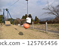 Girls playing with Tarzan rope 125765456