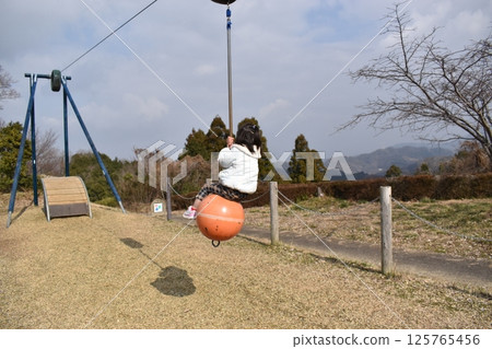 女孩玩泰山繩 女孩玩泰山繩 125765456