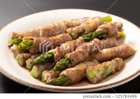 Asparagus meat roll 125765489
