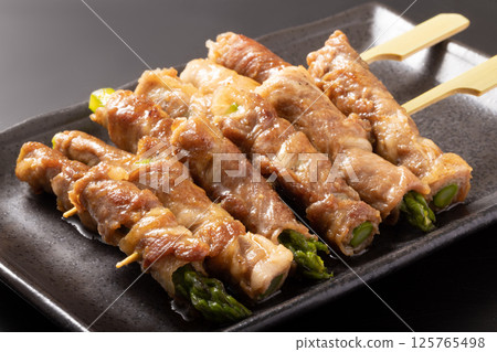 Asparagus and meat skewers 125765498